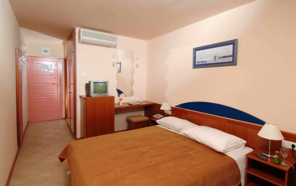 BRZET HOTEL OMIS 15/50