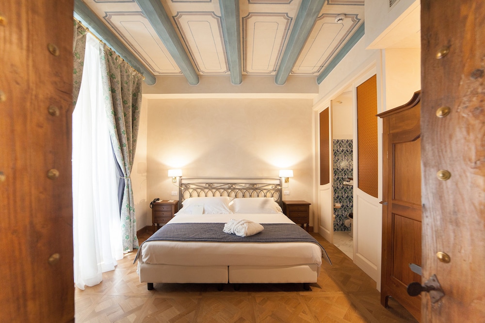 SUITE, QUEEN BED, SOFA