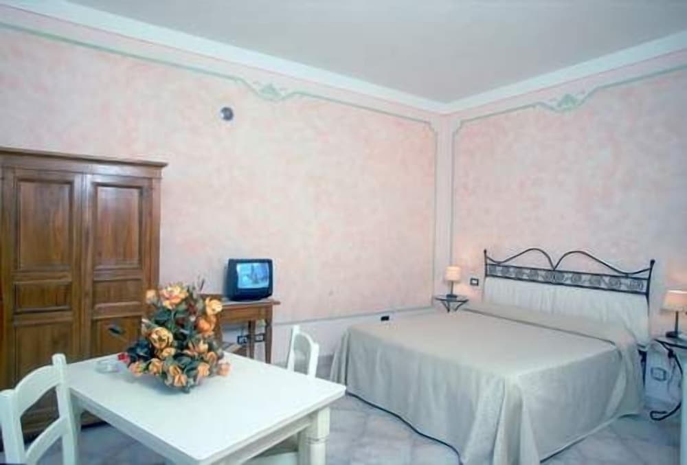 Rossi Hotel 8/35
