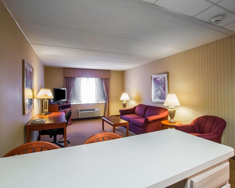 Comfort Inn & Suites Hawthorne NY 25/72