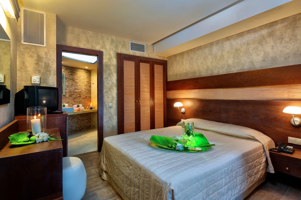Sirens Beach Hotel 47/77