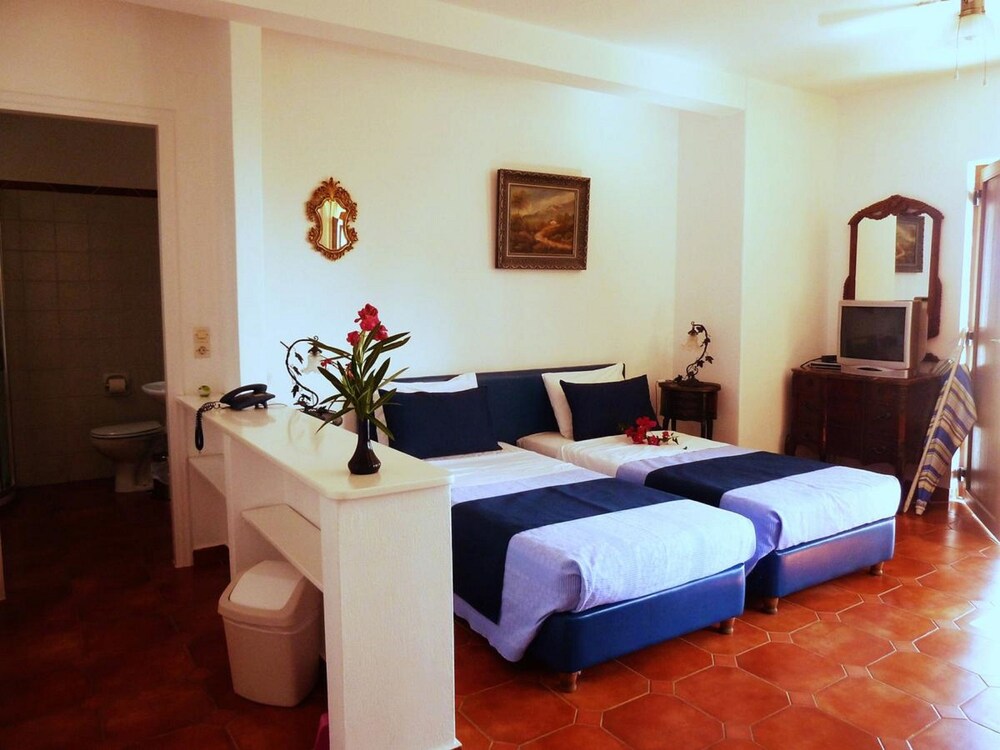 Milia Bay Hotel and Apartments 8/32