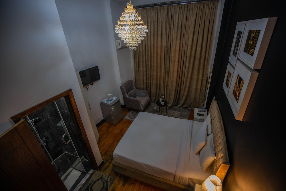 The Square Boutique Hotel 45/70