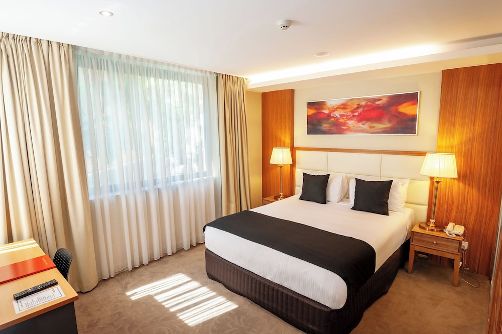EXECUTIVE, STUDIO, QUEEN BED, SOFA