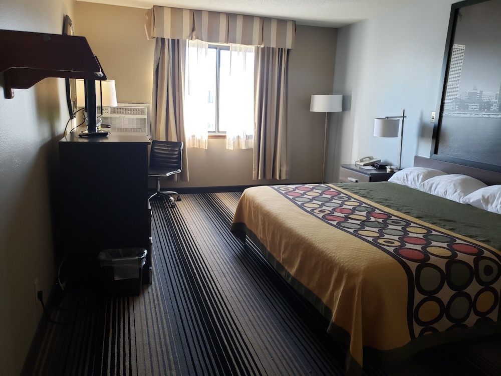 Super 8 By Wyndham Milwaukee Airport 24/57