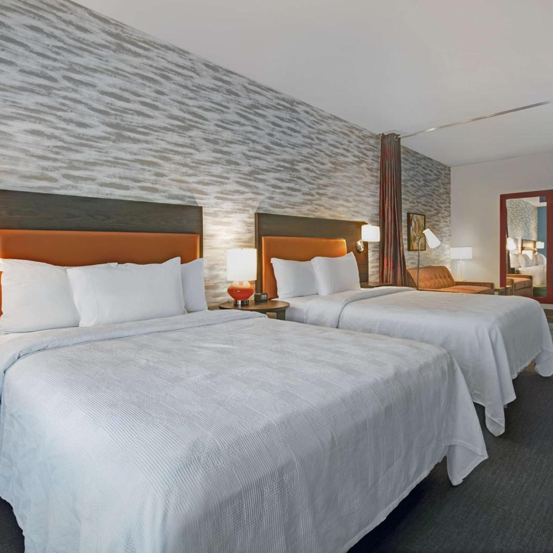 Studio, 2 Queen Beds, Sofa, Accessible