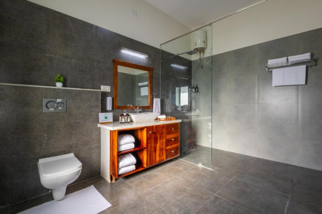 ELIVAAS Raas Stays 4 BHK Retreat with Pvt Pool & Scenic Aravali Views 15/17