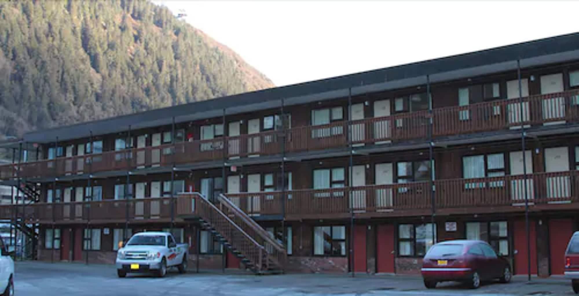 The Driftwood Hotel 22/30