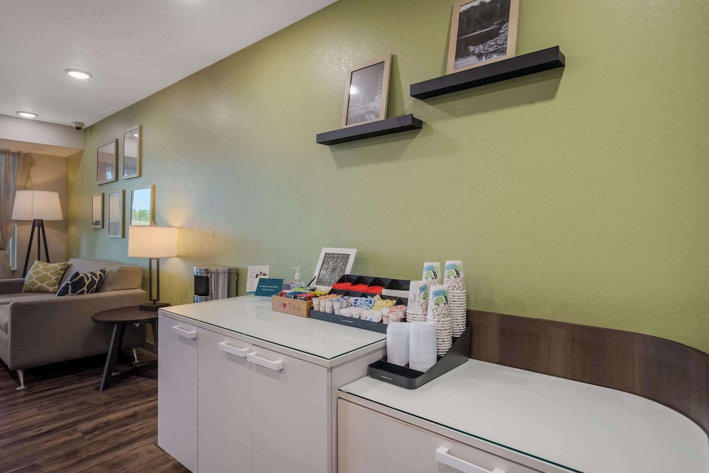 Woodspring Suites Milwaukee - Menomonee Falls 27/27
