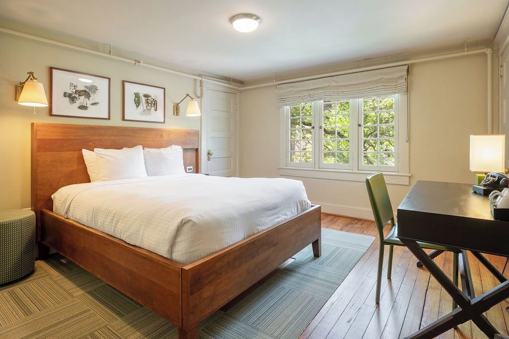 Oakhurst Inn 28/69