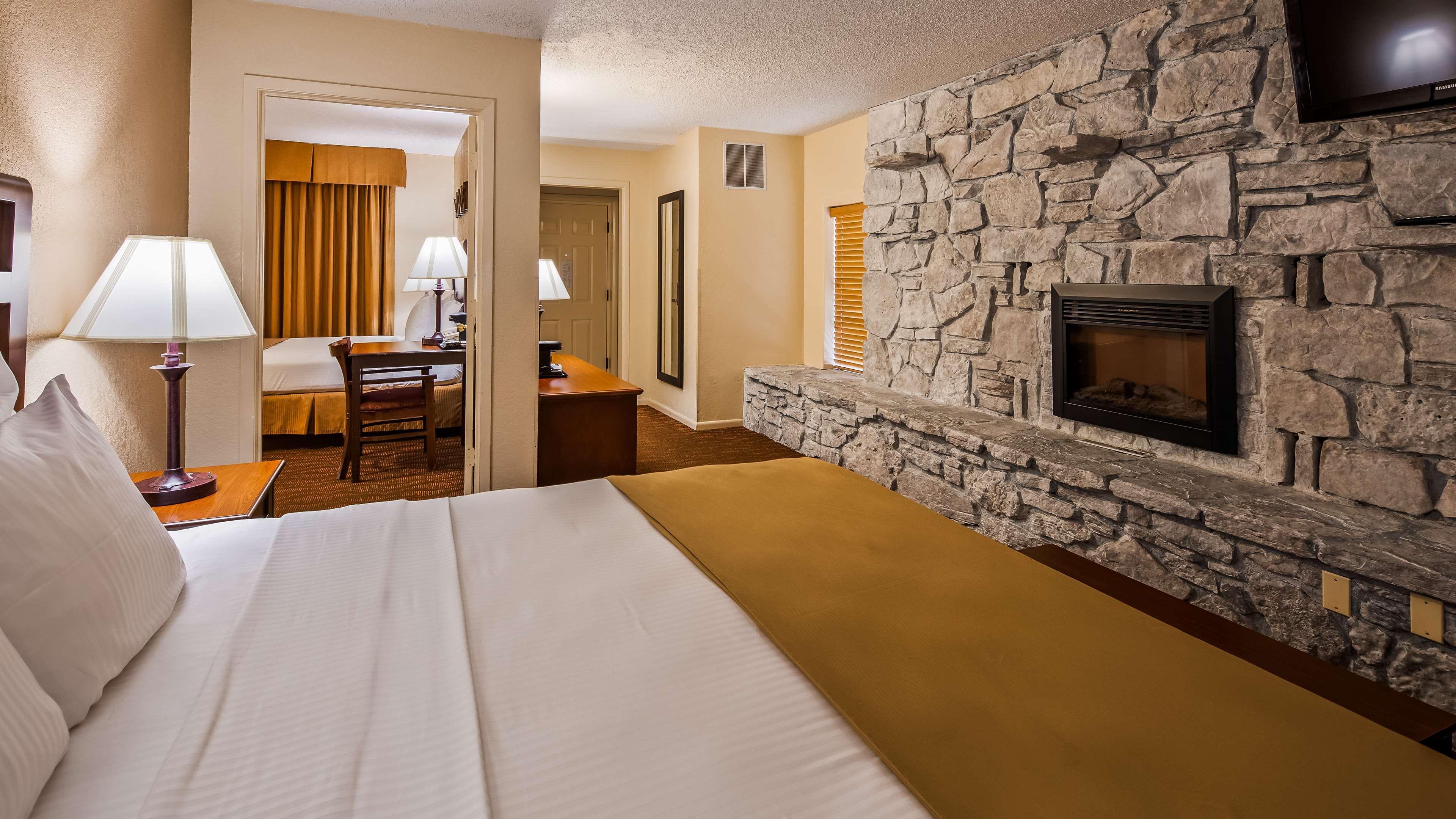 Suite, King and Double Bed, with Extra Double Bed، Best Western Center Pointe Inn 7/10
