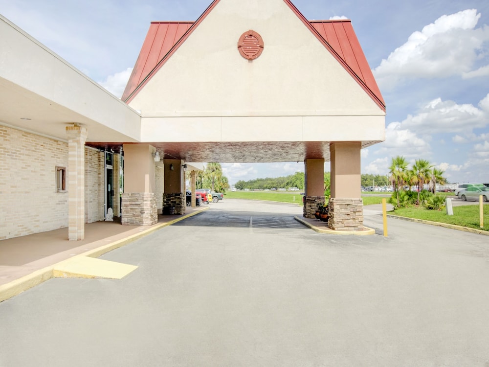 OYO Hotel Dundee By Crystal Lake 35/50