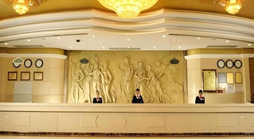 Vienna Hotel (Shenzhen Pinghu Center Metro Station) 12/42