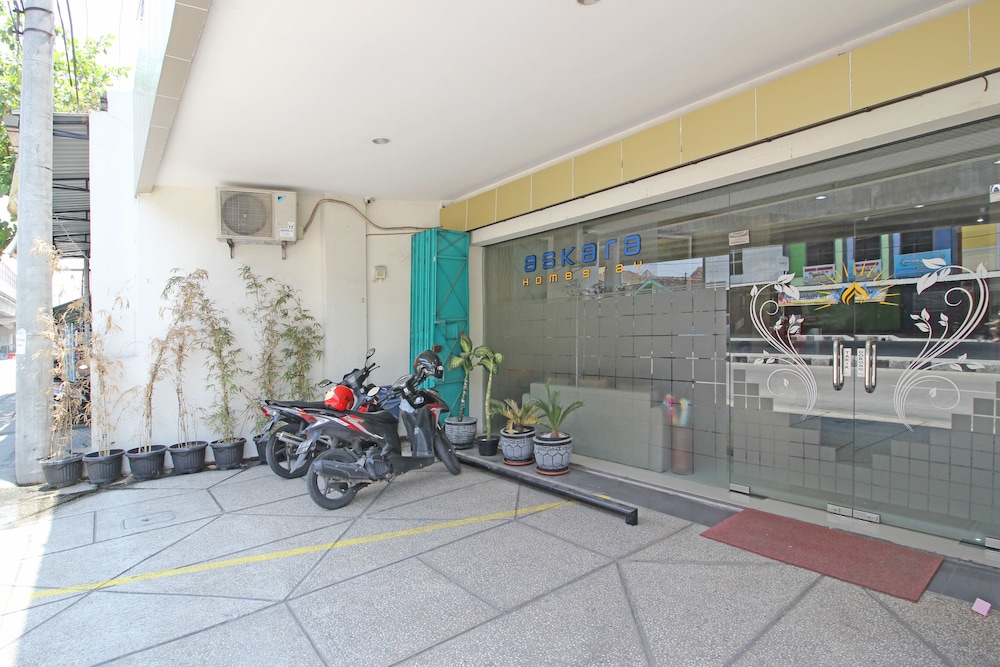RedDoorz near UNS Solo 26/37