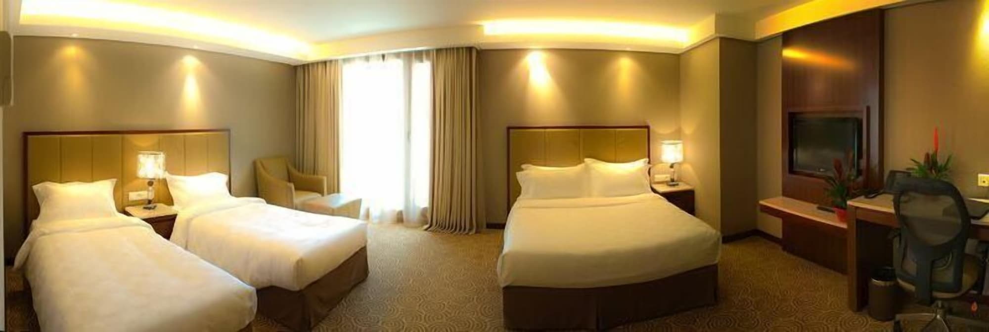 غرفة عائلية بسرير مزدوج وسريرين منفصلين، HUATIAN CHINAGORA HOTEL 2/4