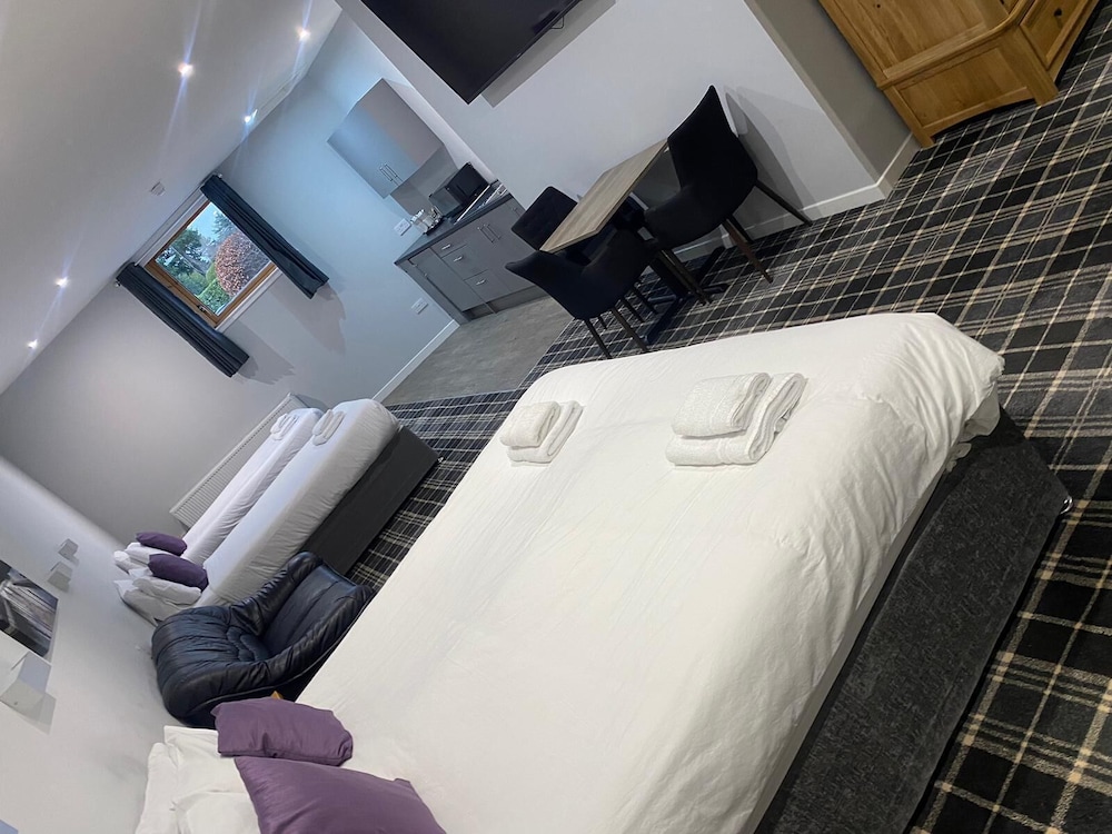 Crown Court Hotel & Bar 12/50