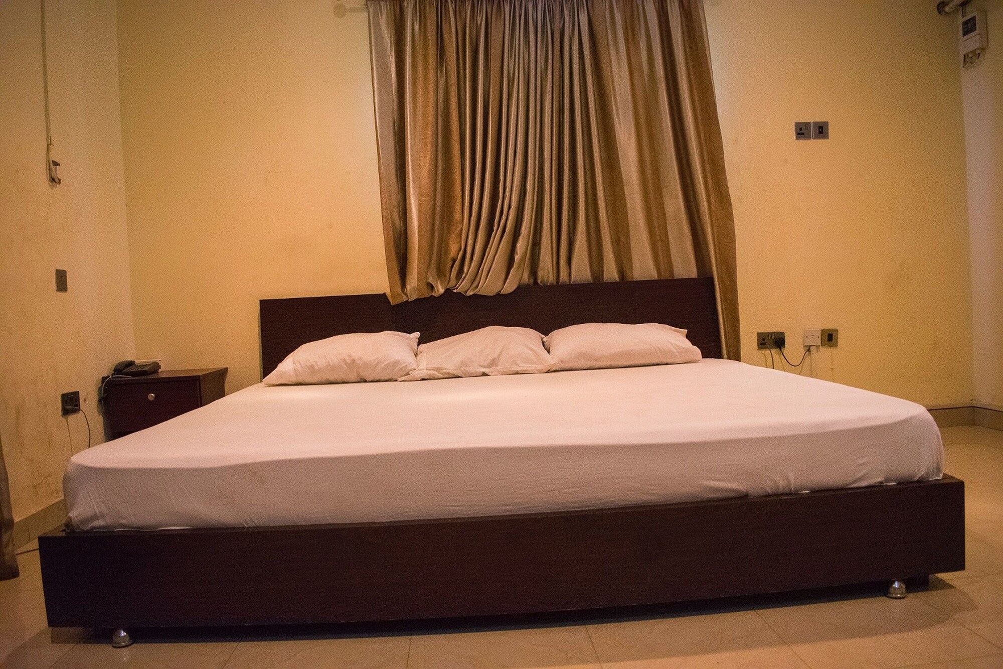 EXECUTIVE, DOUBLE BED