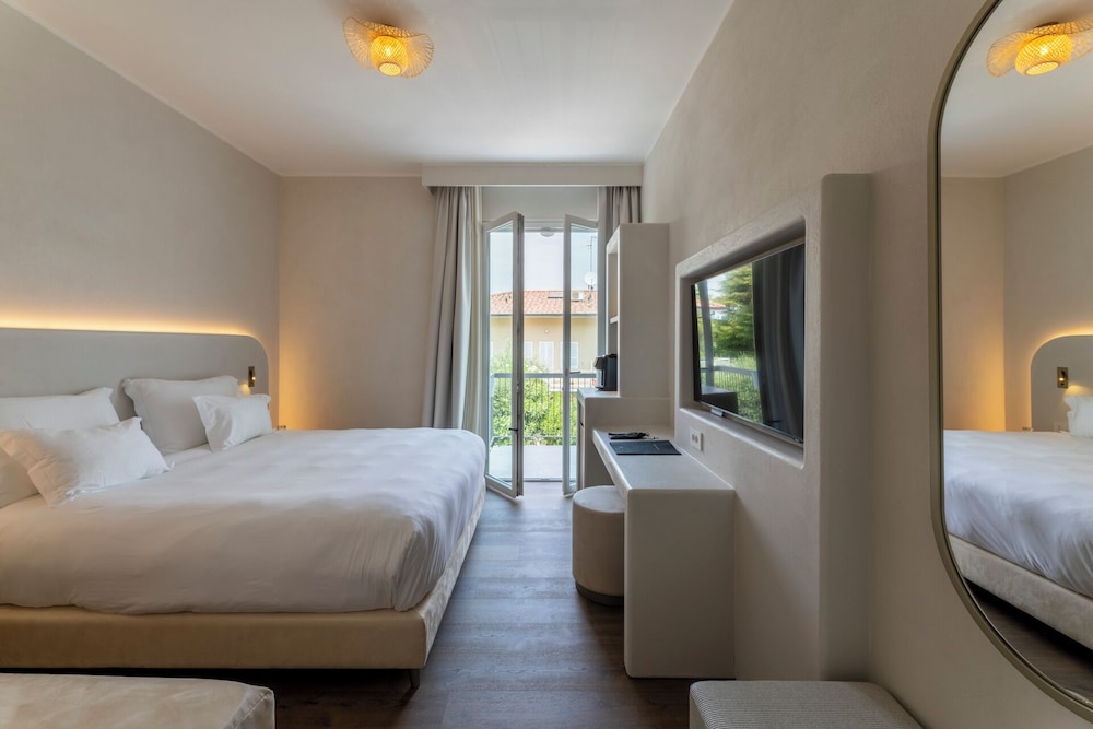 DELUXE, PARTIAL LAKE VIEW, BALCONY