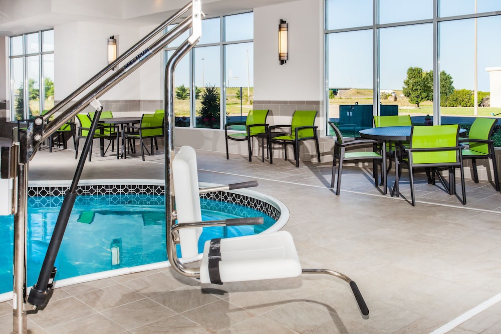 Holiday Inn Express Suites Litchfield West 33/56