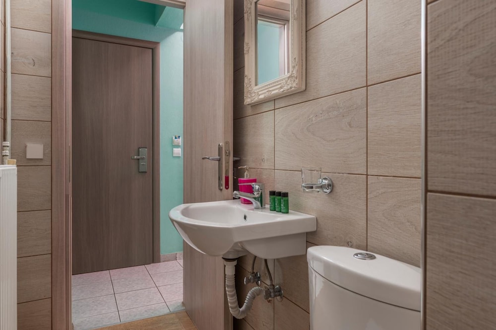 Ouzas Hotel 35/38