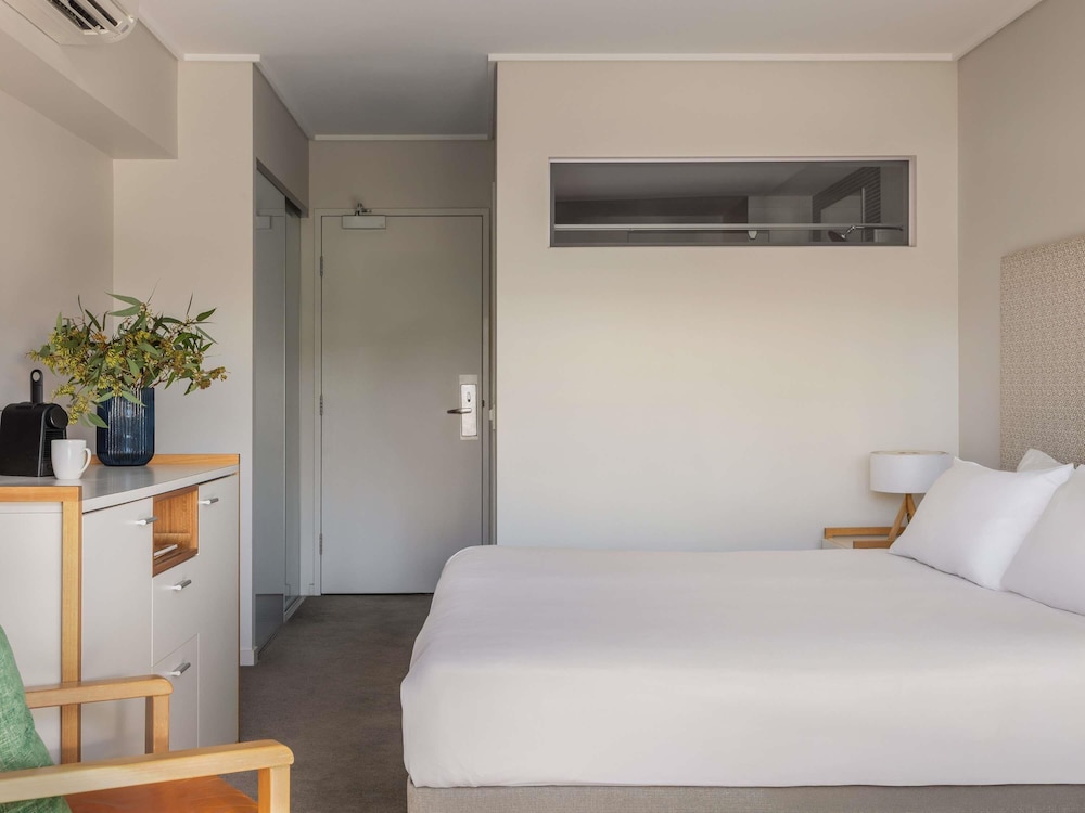 Room, King Bed, Pool View