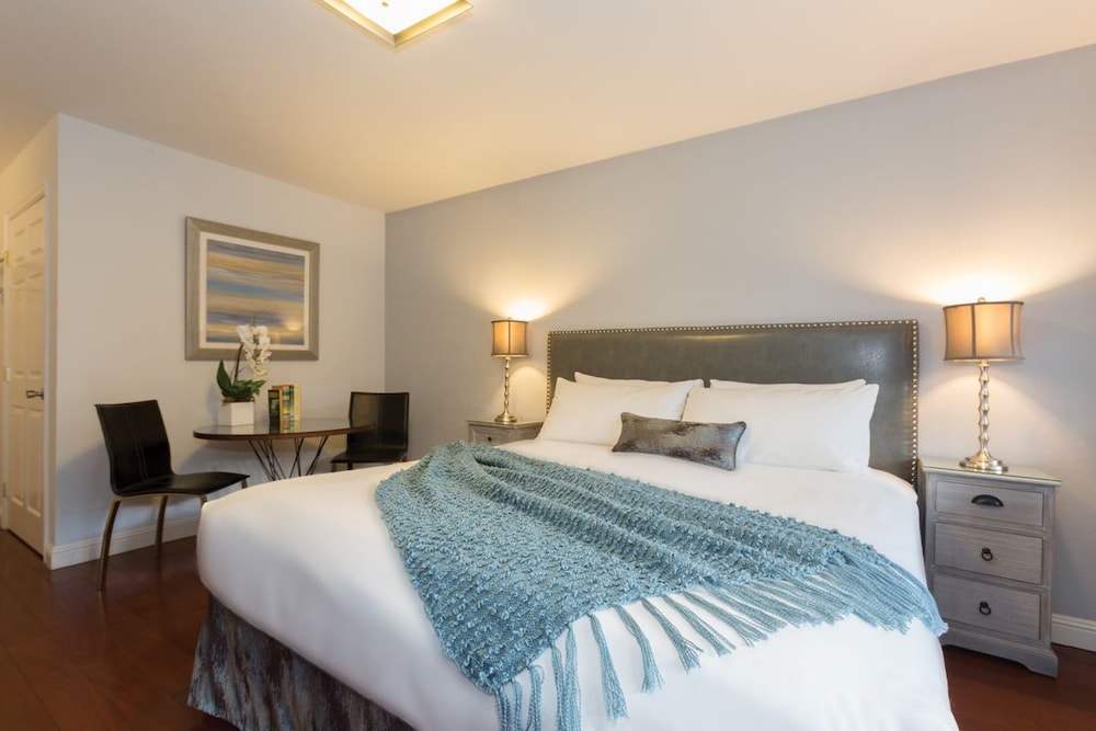 Standard, King Bed, Lake Side