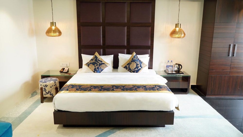Hotel Saffron Crest 18/40