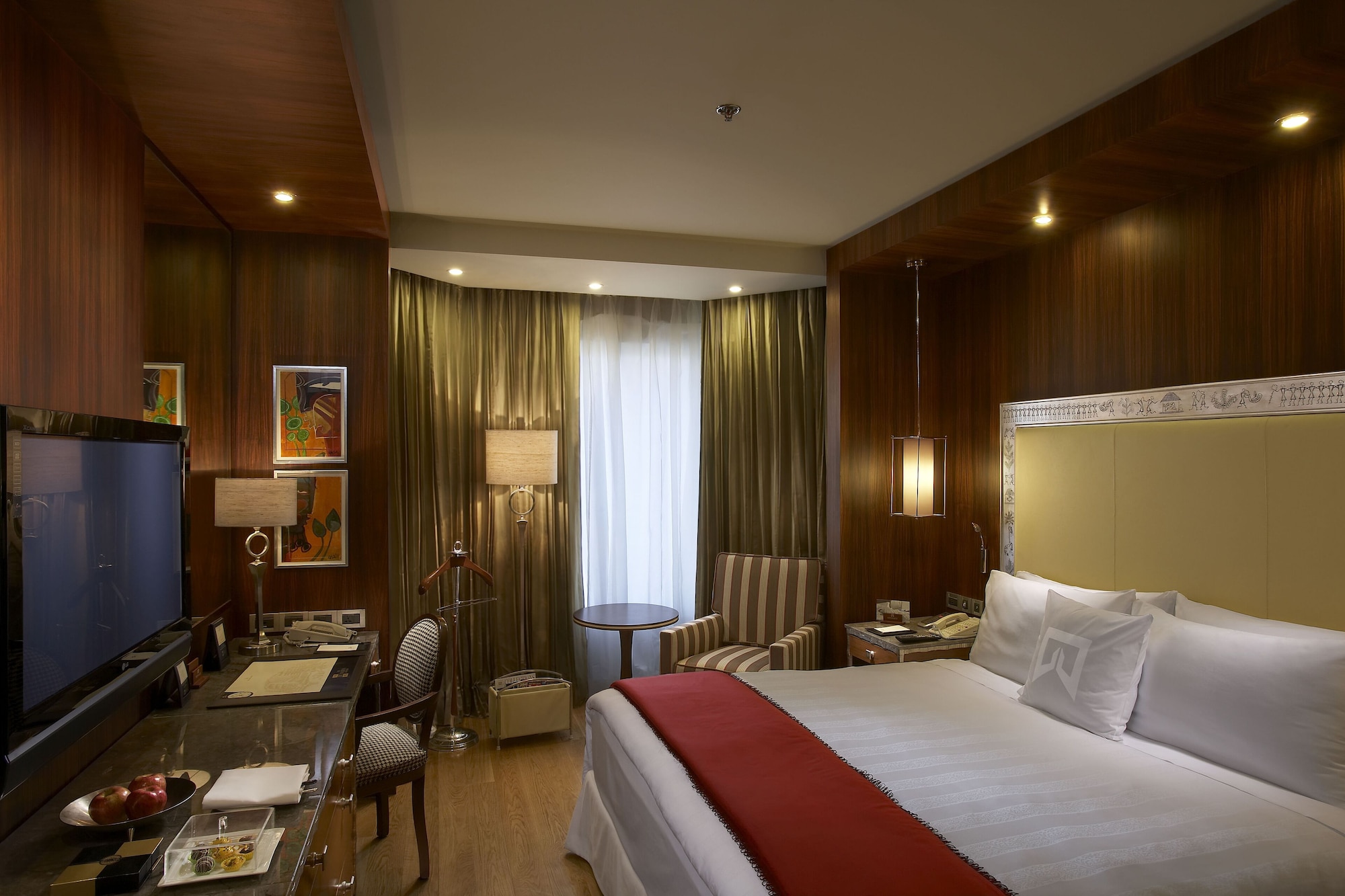 EXECUTIVE, KING BED