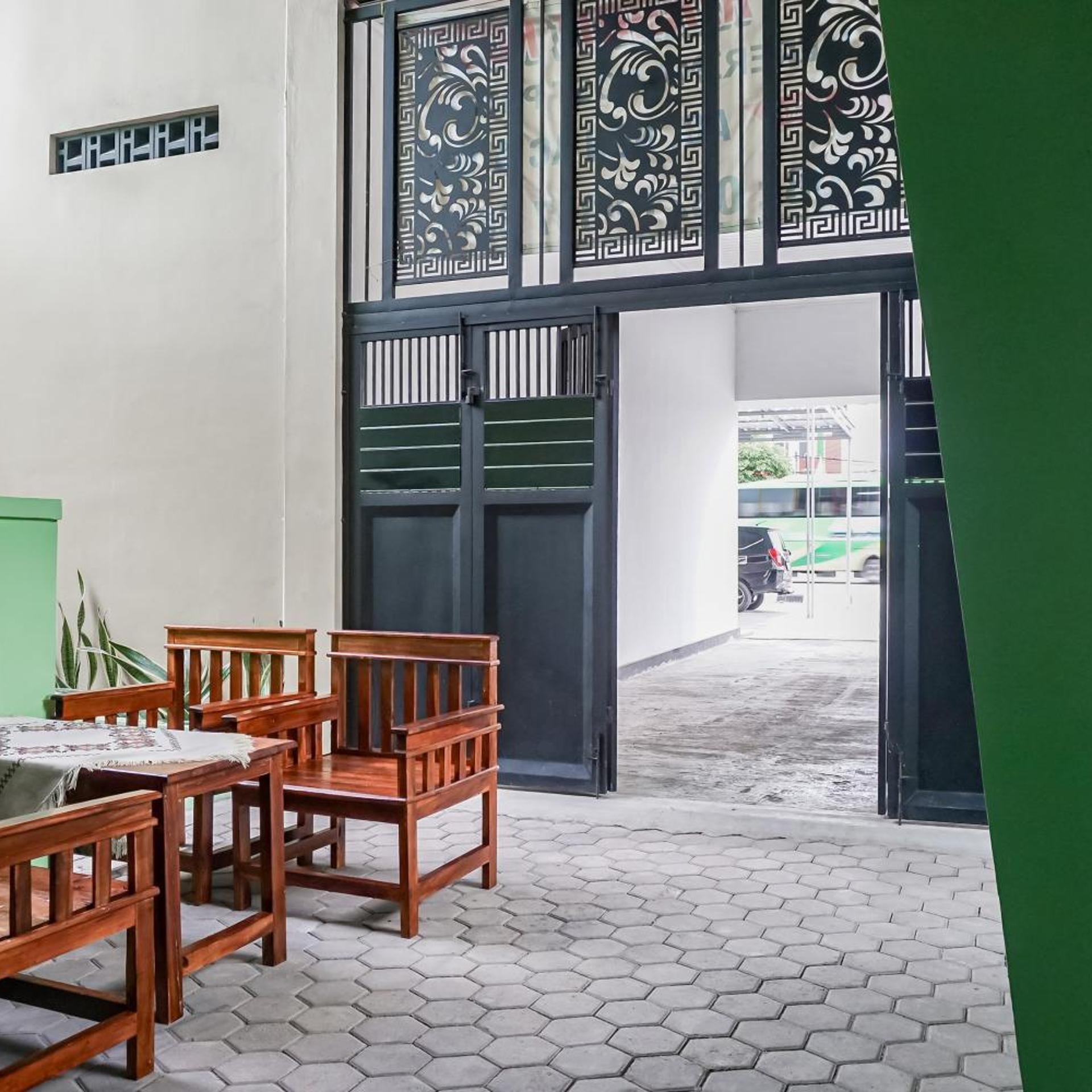 Hotel O Guest House Riharti Syariah 32/43
