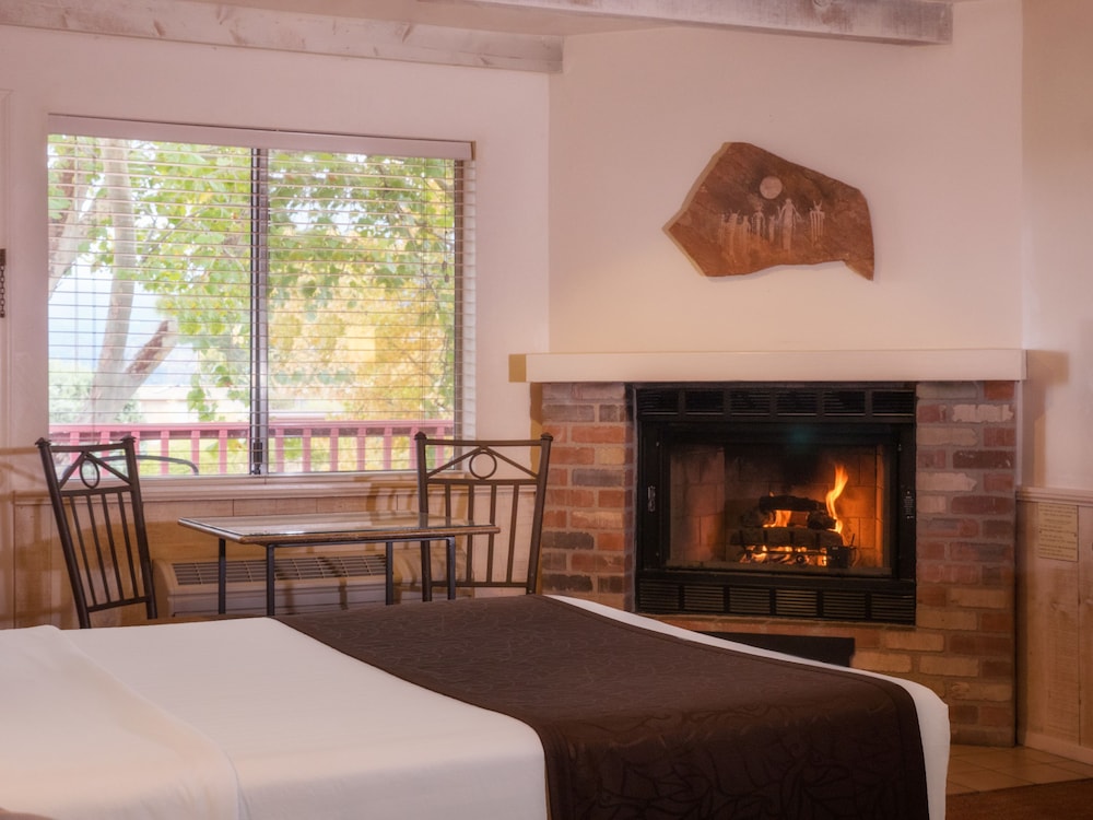 Sky Ranch Lodge 24/44