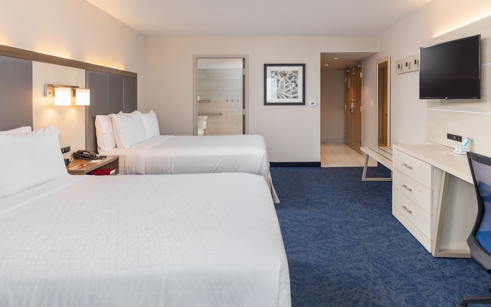 Holiday Inn Express Pensacola Beach 32/60