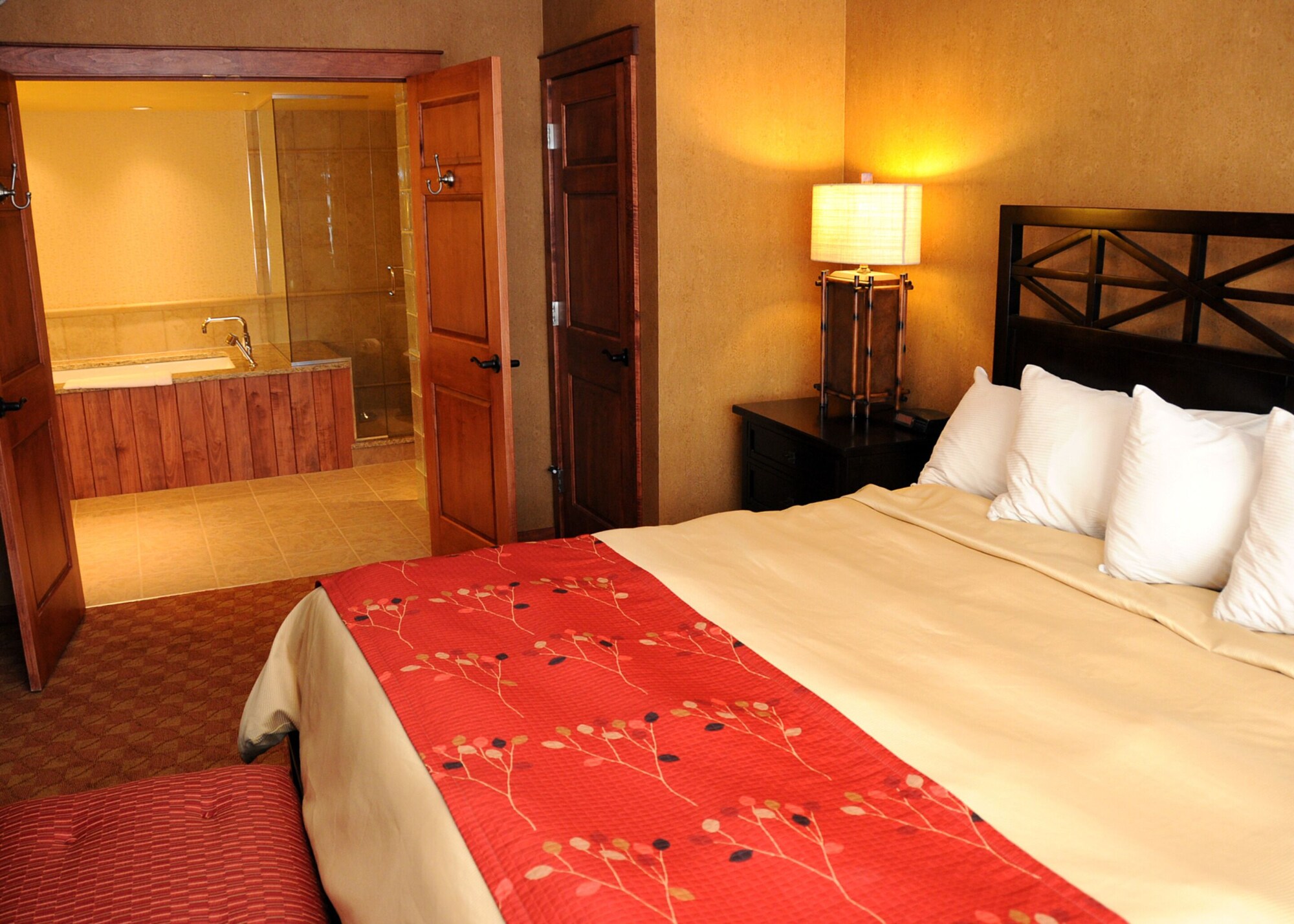 Grand, Suite, King Bed, Murphy Bed, Sofa