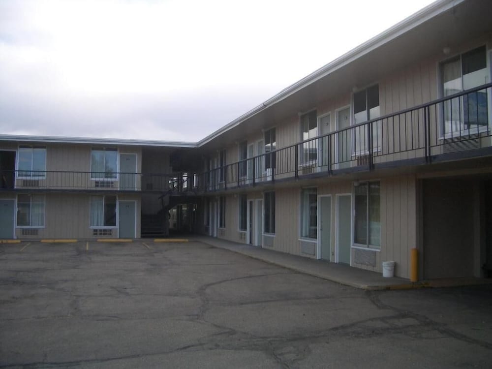 Laramie Valley Inn 34/35