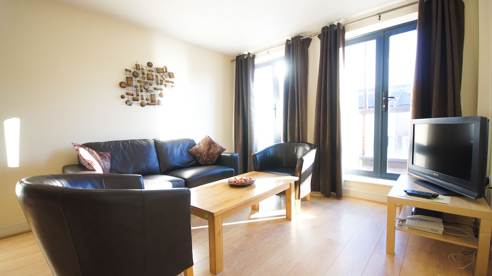 Crompton Court 27/38