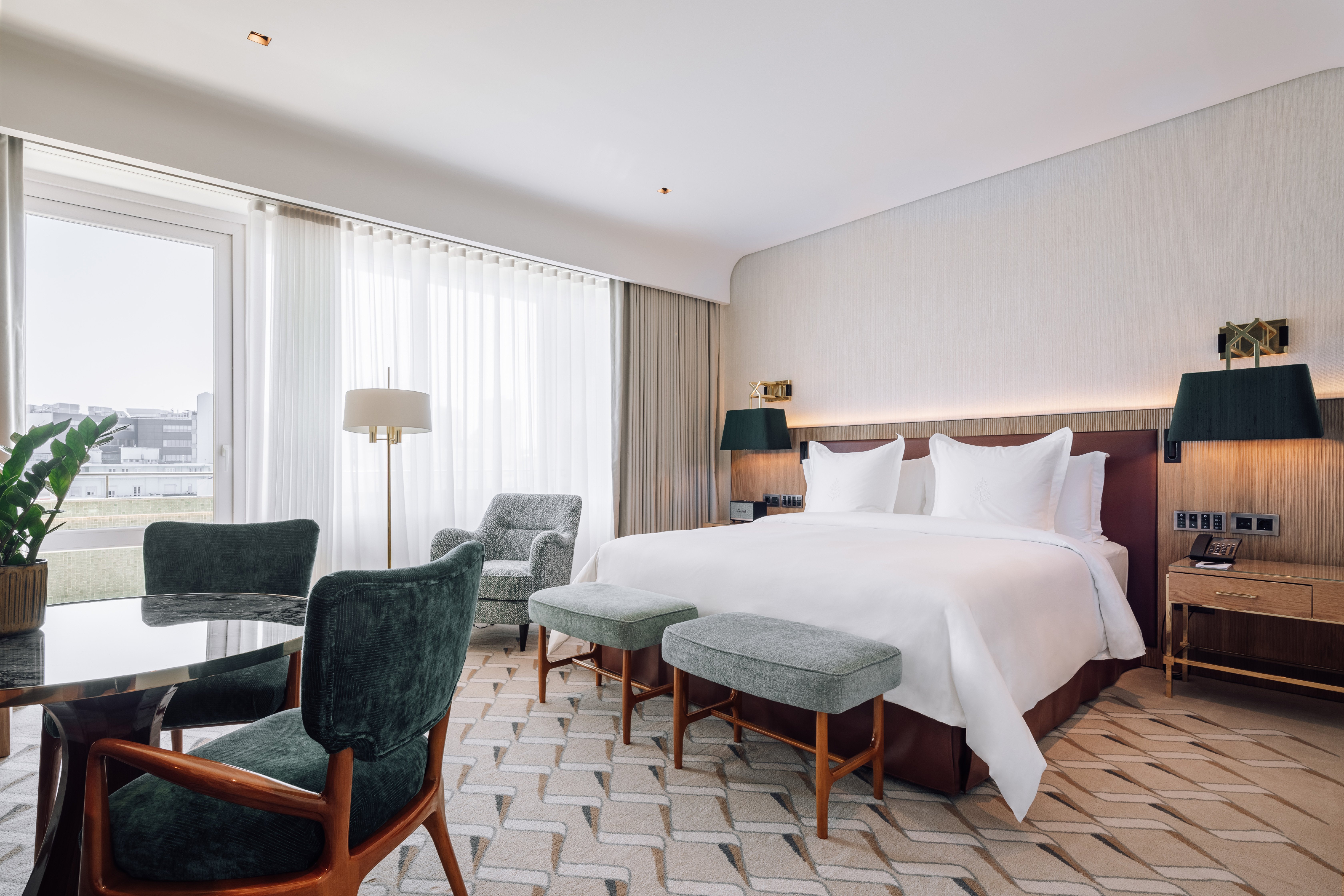 Premier, King Bed, City View