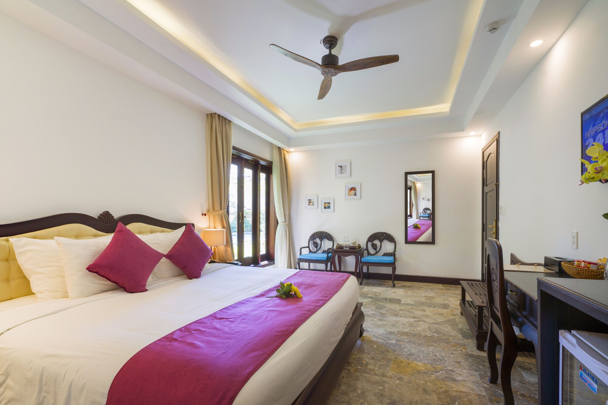 DELUXE, DOUBLE BED