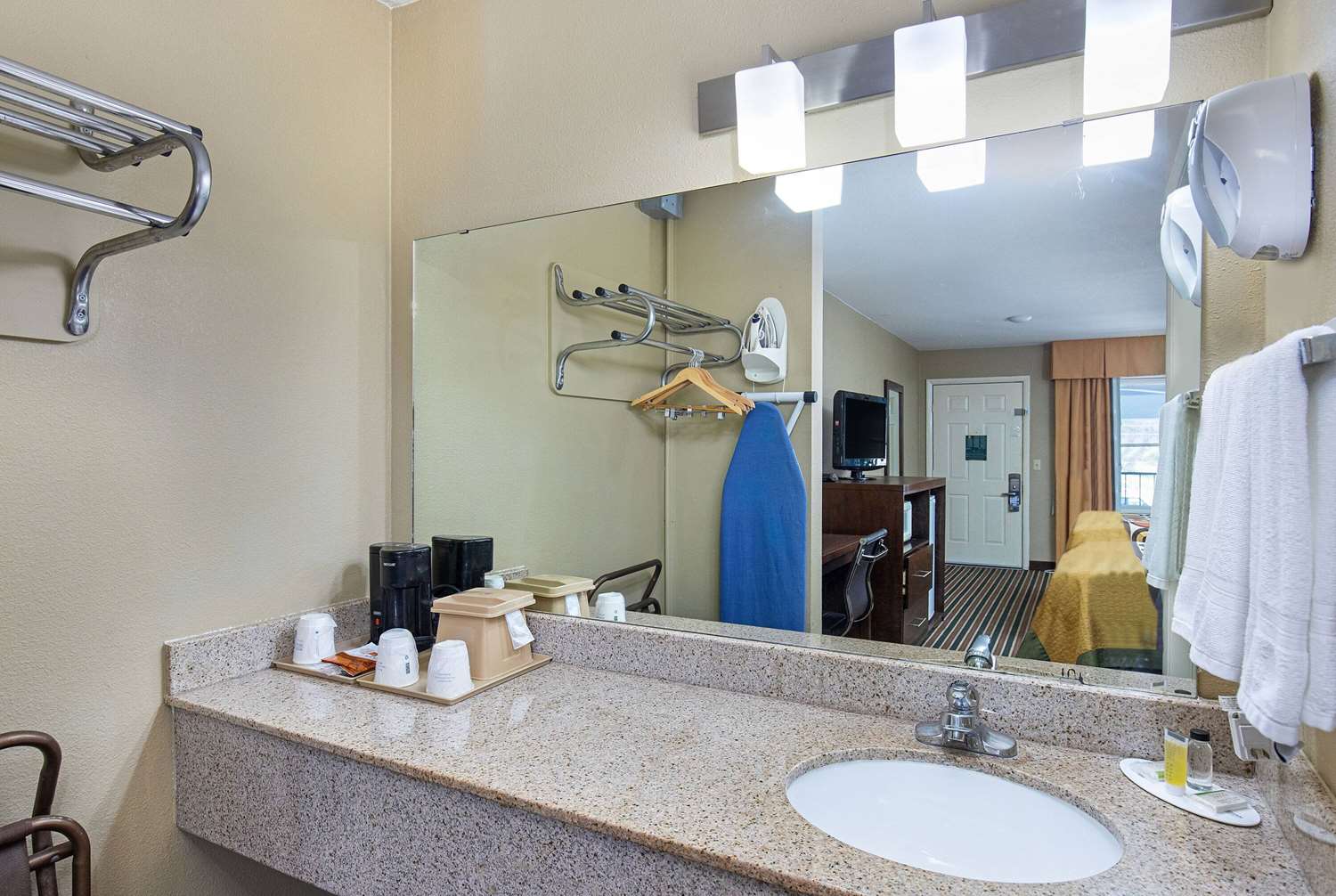 Super 8 by Wyndham Nashville West 40/41