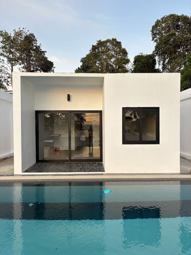 Pine Bungalow 8/64