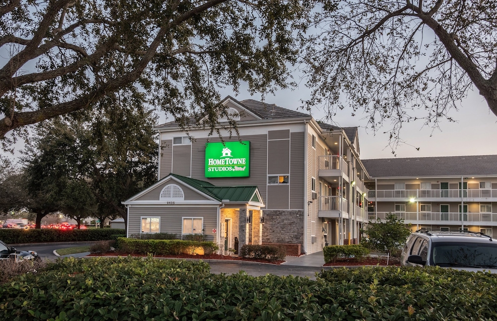HomeTowne Studios by Red Roof Orlando South 9/42
