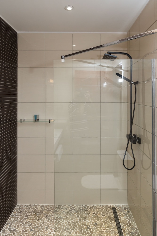 جناح كومفورت بسرير كوين بشرفة بمطبخ، Eclipse Apartment 6/7