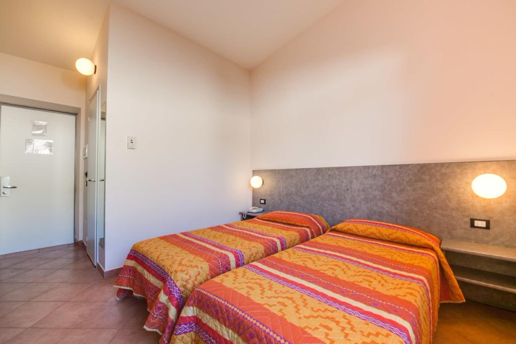 ROOM, TWIN BEDS