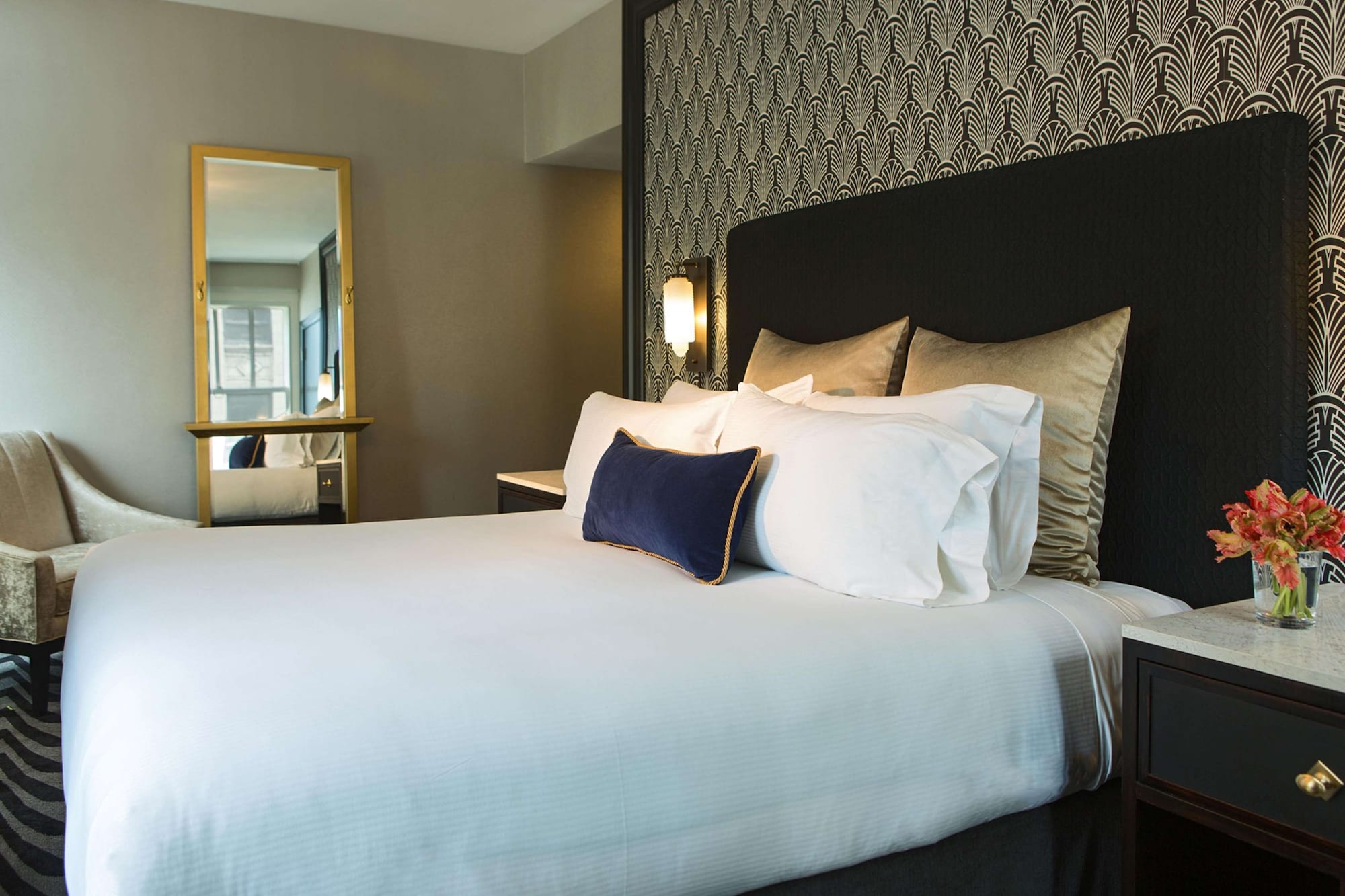 1 BEDROOM, SUITE, SINGLE, KING BED, BATHTUB