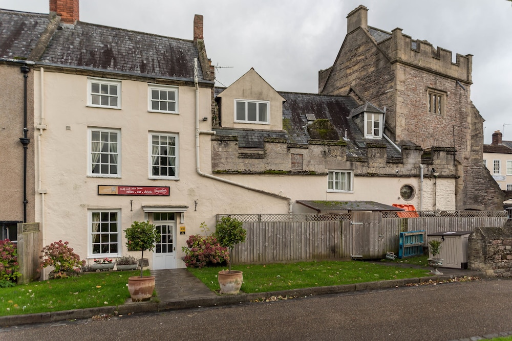 Ancient Gatehouse Hotel 43/50