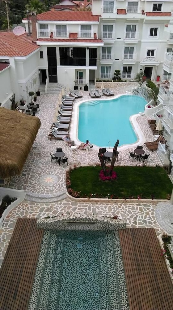 Montebello Deluxe Hotel 12/49