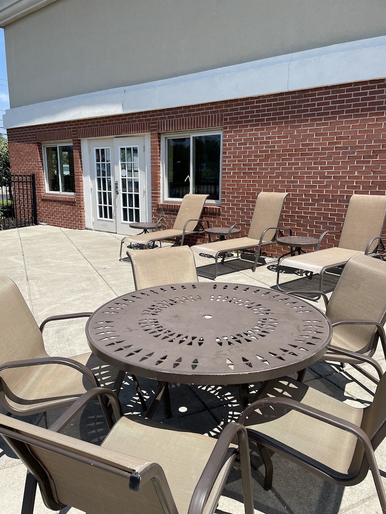 Holiday Inn Express Hotel Suites Niagara Falls 68/75