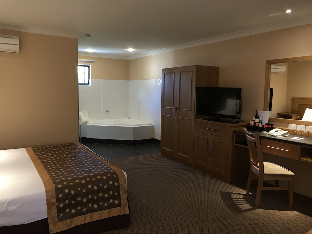 Sunseeker Motor Inn 42/66