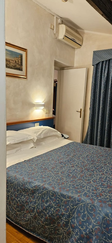 غرفة رباعية بسرير كينج وسريرين منفصلين، Hotel Julia 8/9