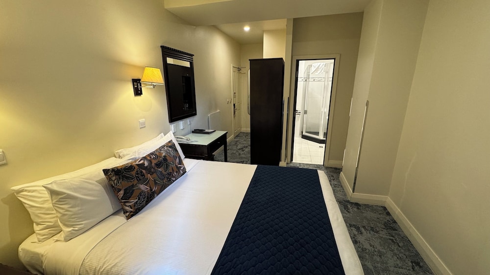 Trinity Hotel 12/50
