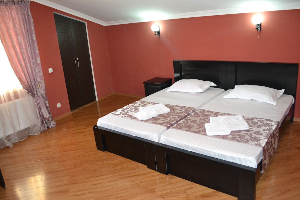 ISAKA HOTEL 13/74