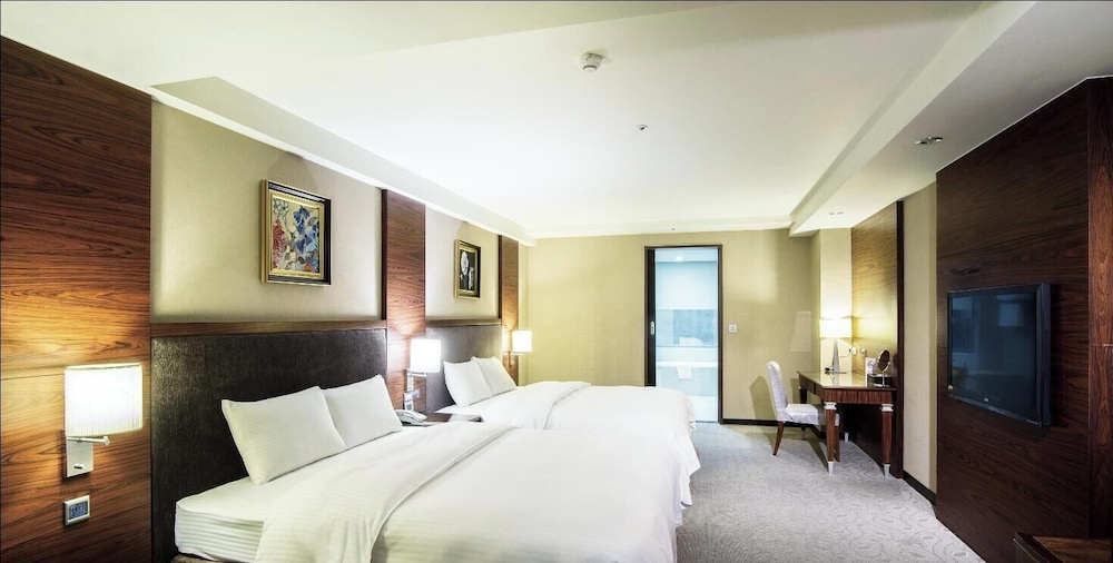 غرفة قياسية رباعية بسريرين كوين بحوض استحمام، Arsma Hotel 3/10